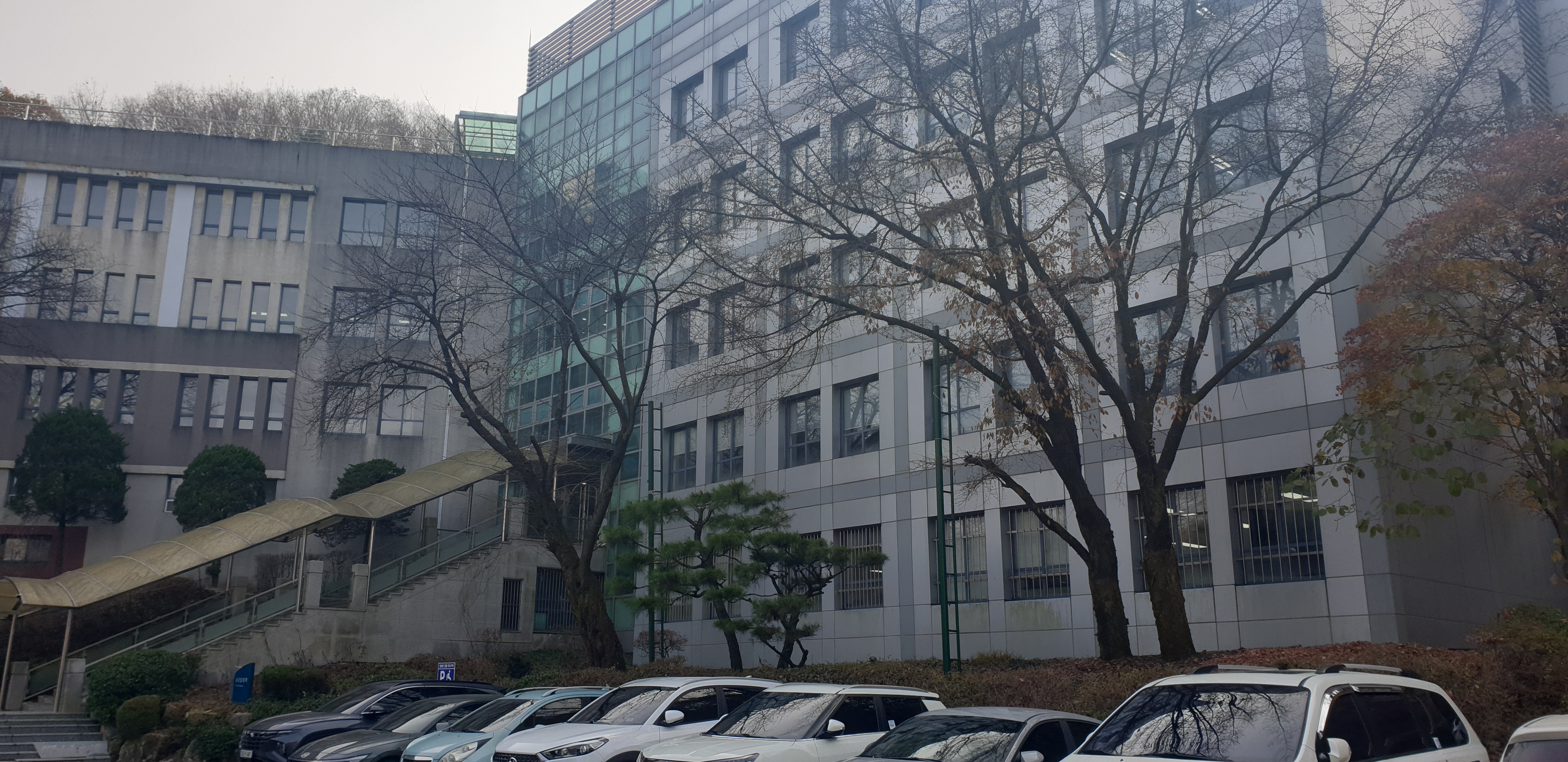 yi대학교 제1강의동.jpg