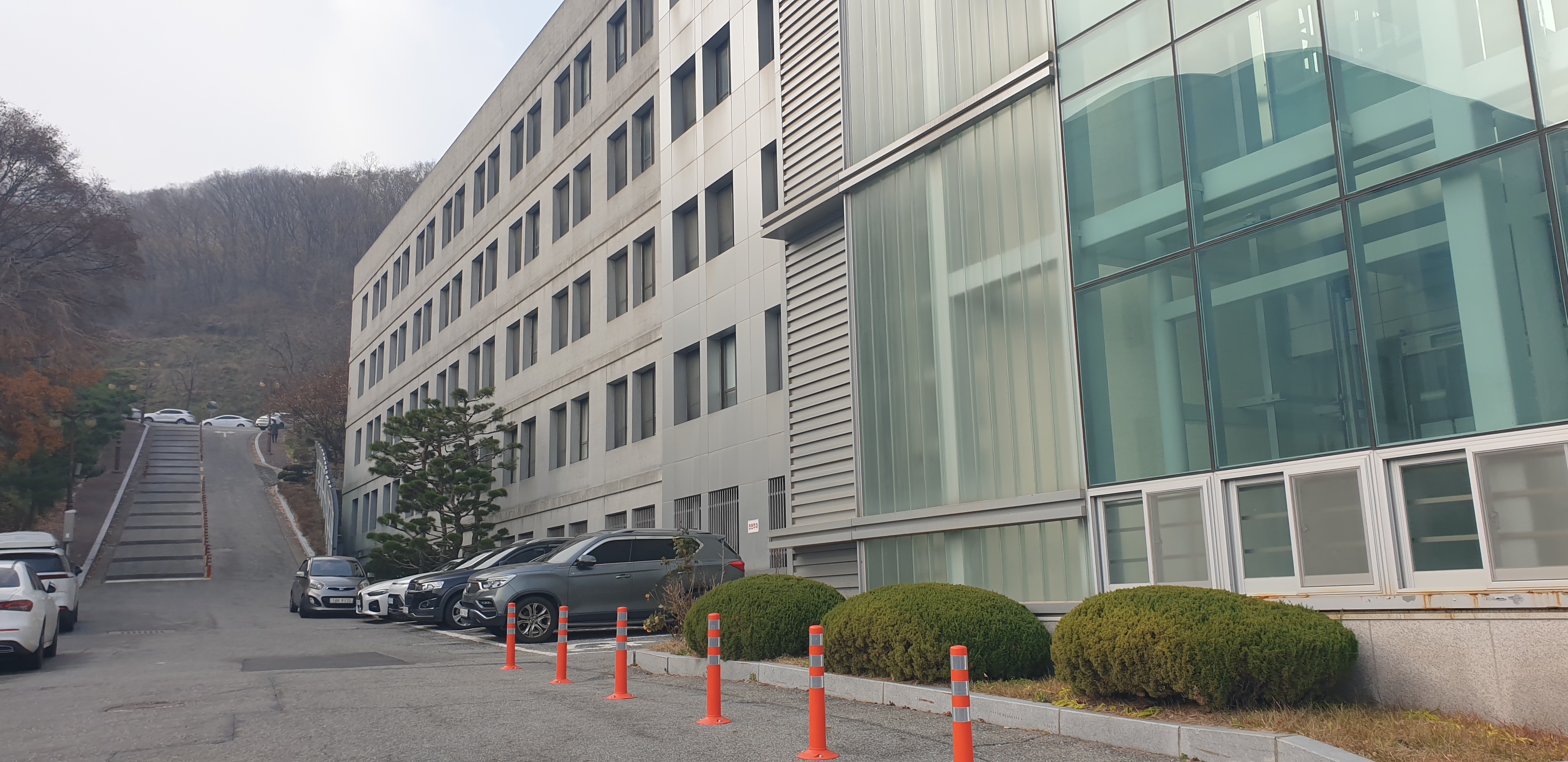 yi대학교 제2강의동.jpg