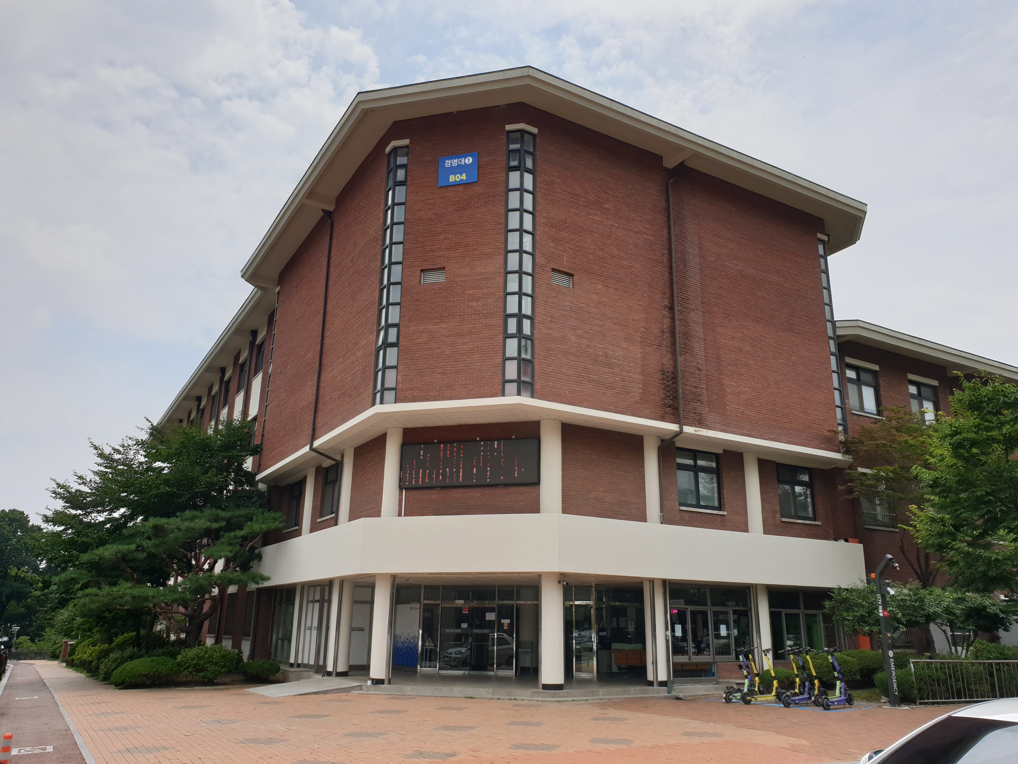 j대학교 경영대학 1호관.jpg