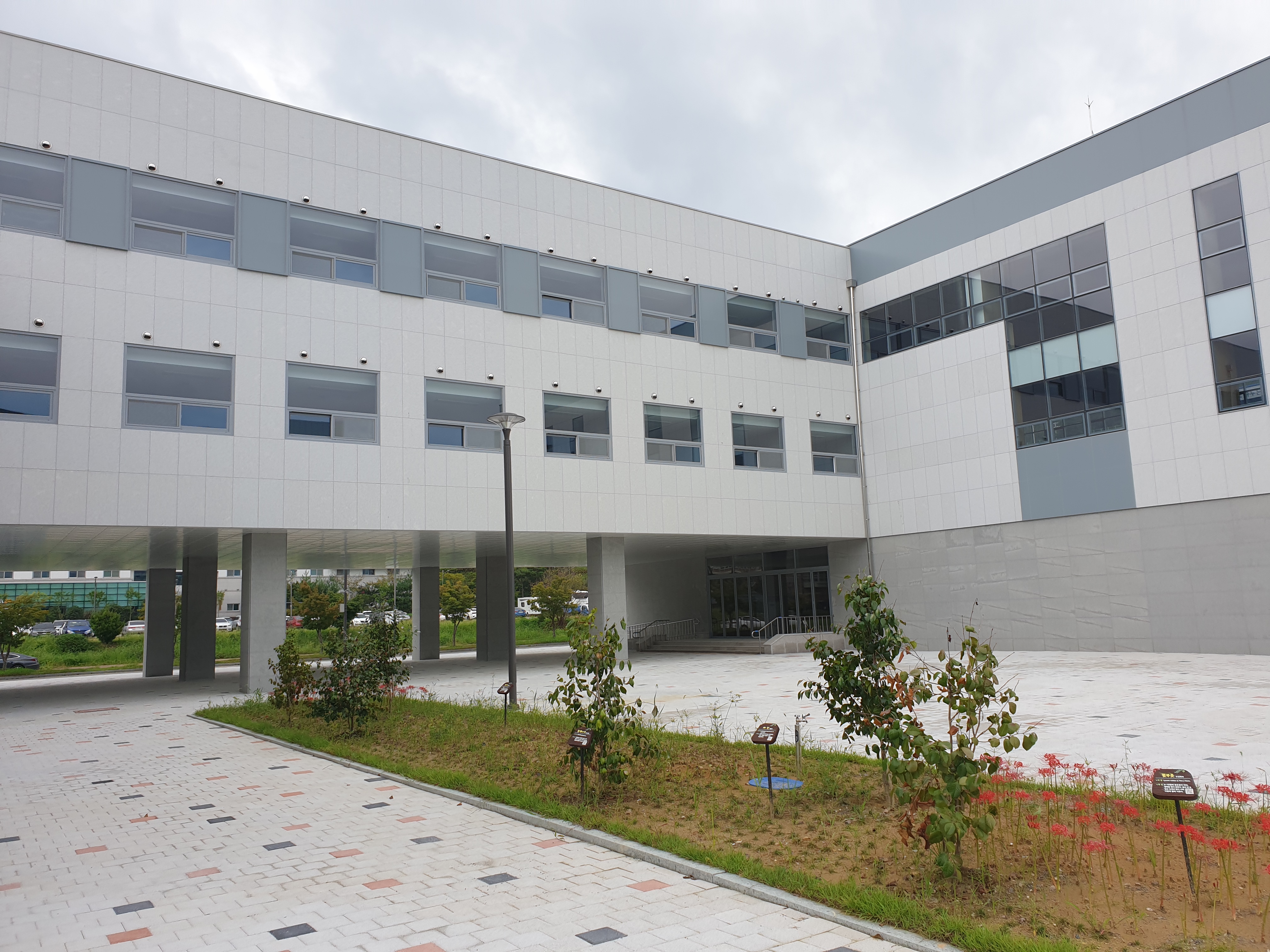 j대학교 교육복합동.jpg