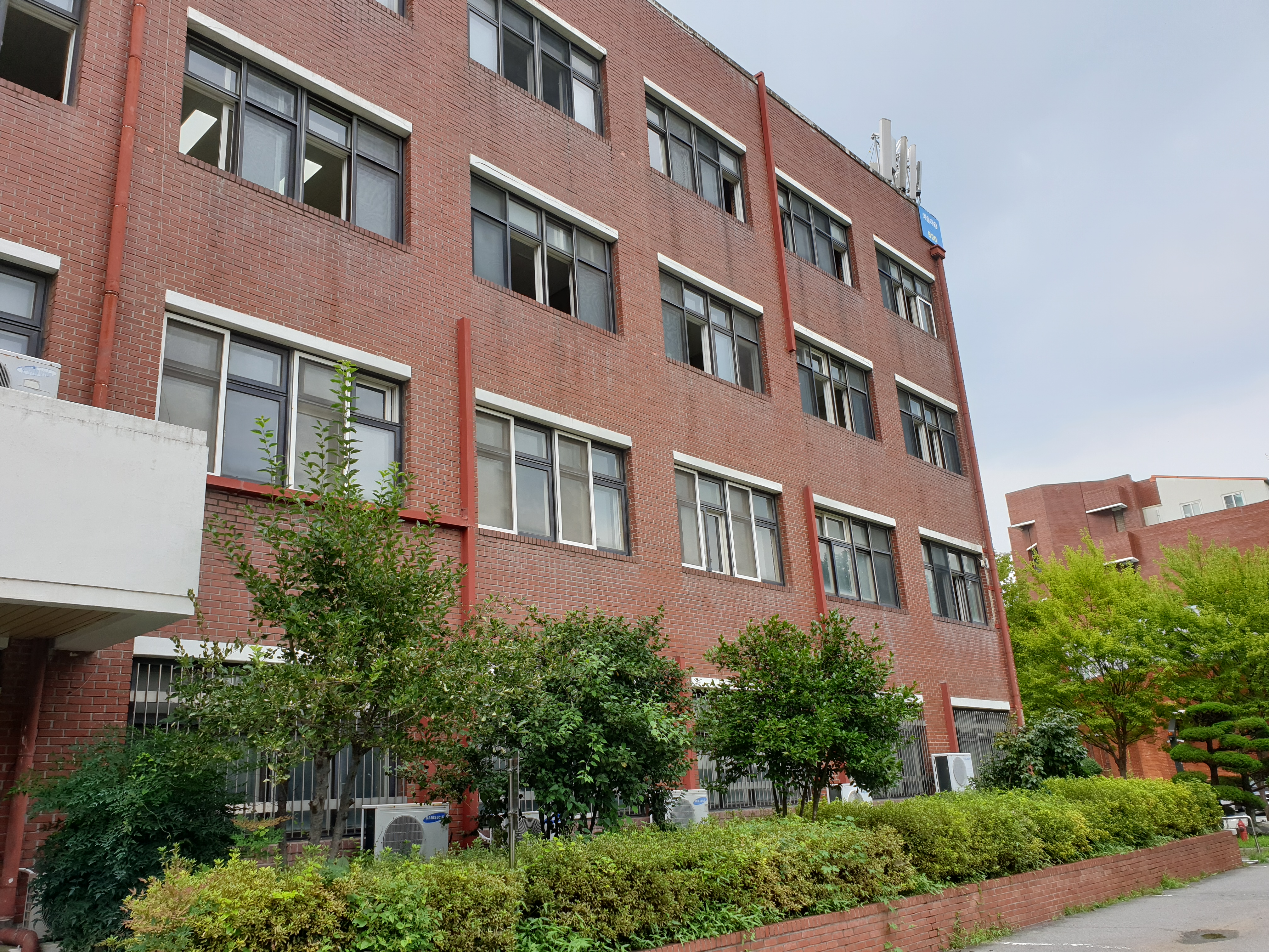 j대학교 예술대학 3호관.jpg