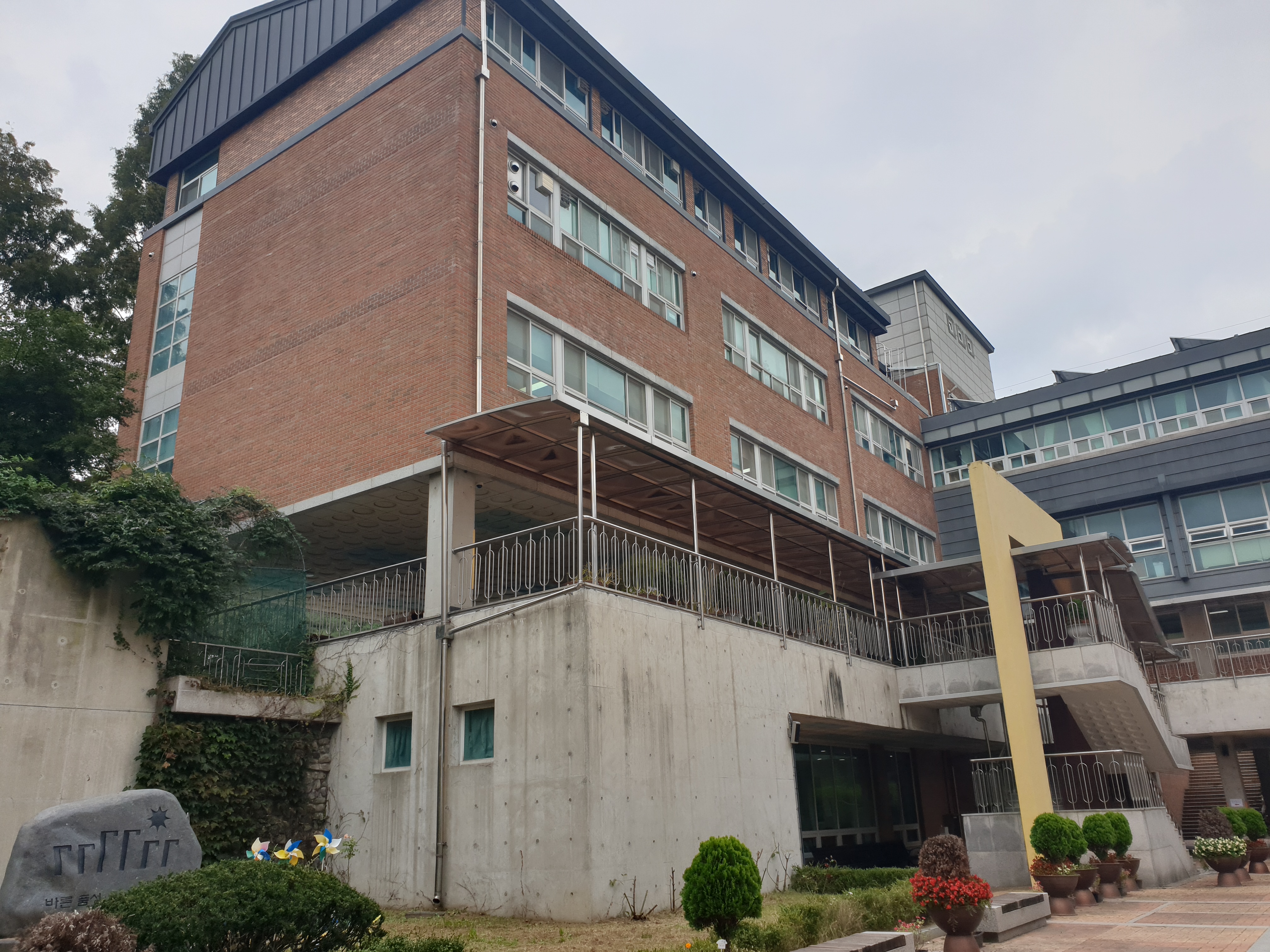 k대학교 부설초등학교.jpg