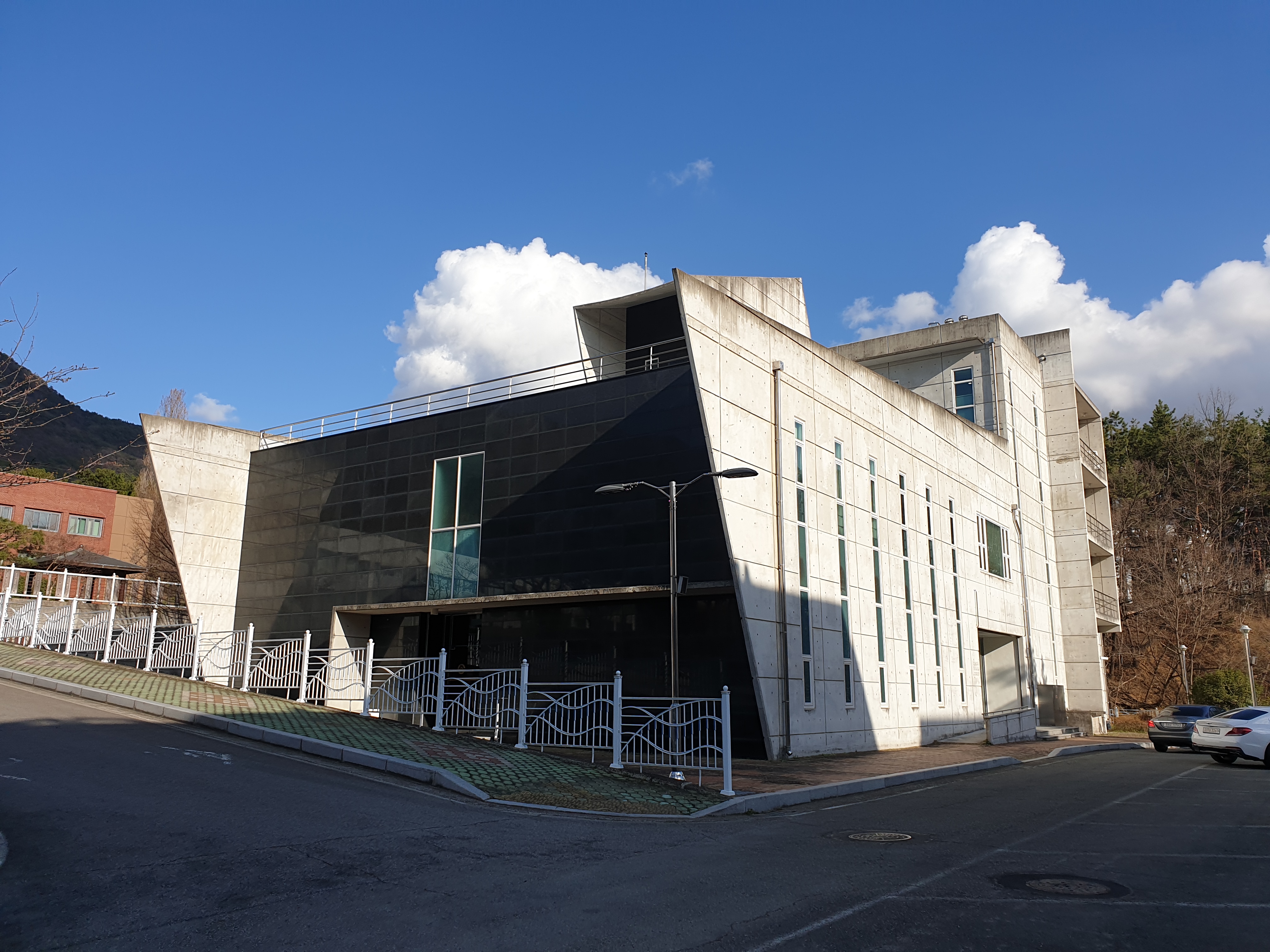 cw대학교 예술대3호관.jpg